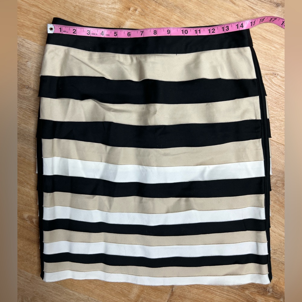 White House Black Market skirt. Tiered black, white, tan. Size 4. Zip back. - Picture 5 of 7